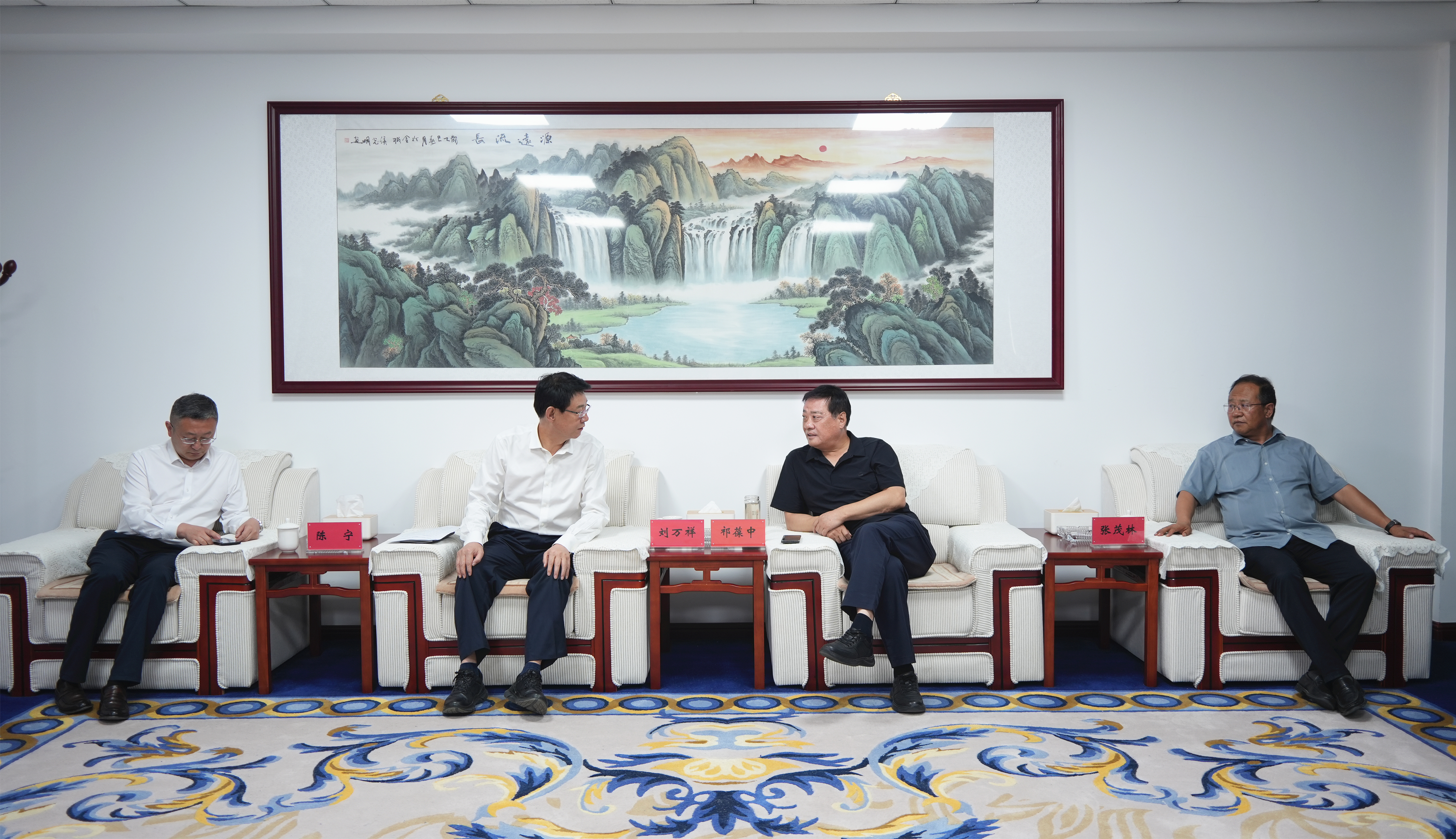 甘肃维多利亚老品牌vic党委书记、董事长刘万祥一行赴景泰川电力提灌水资源使用中心座谈交流